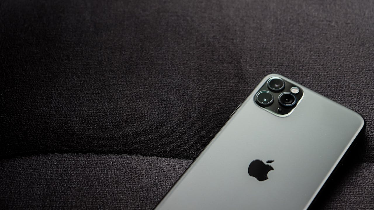 Home Close-up of a smartphone highlighting its modern design on a dark background.