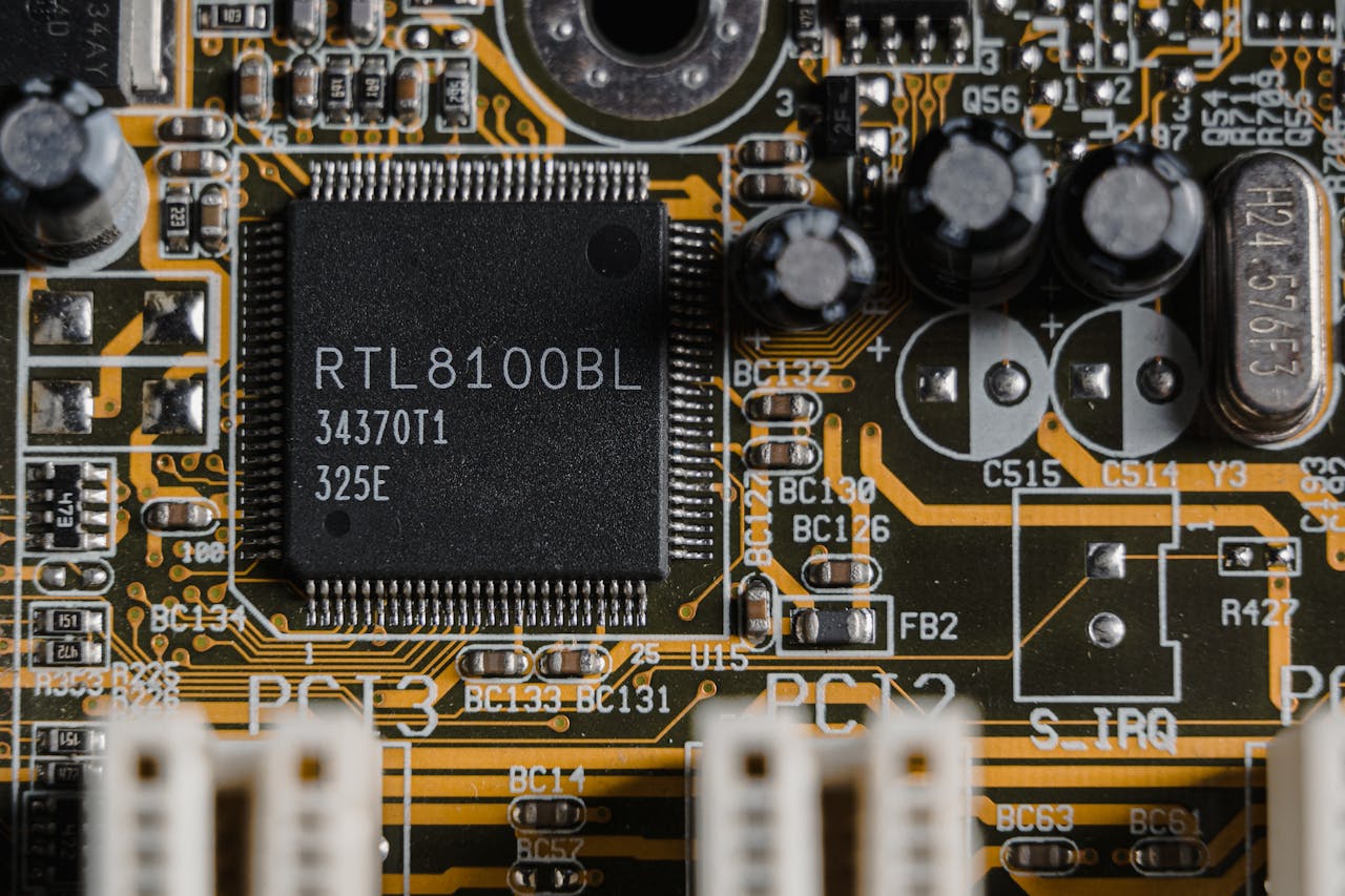 Home Detailed image of a motherboard highlighting a RTL8100BL microchip.